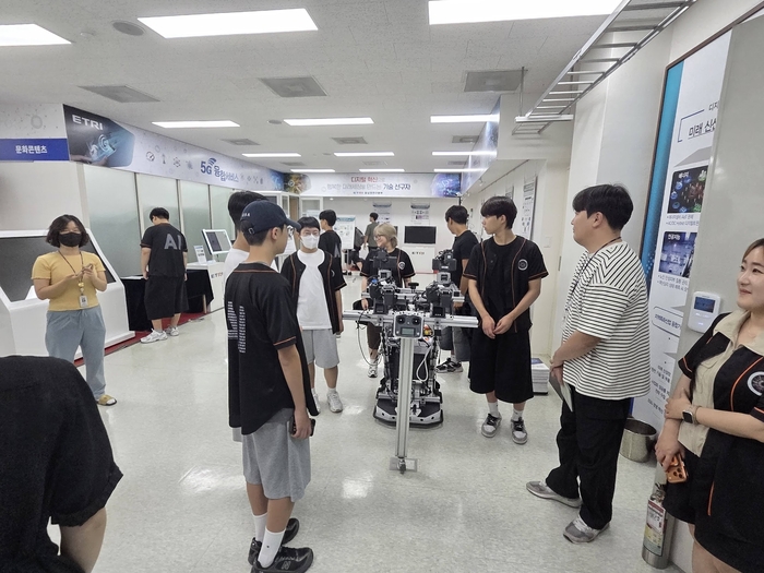 한국전자통신연구원(ETRI)에서 연구원의 설명을 듣고 있는 참가자들.