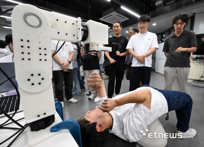 제1회 로봇 해커톤 종료일인 8일 KAIST 데빌로보틱스 팀이 참관객에게 실시간 안면인식 기반 모니터 암 로봇 '데빌즈암'을 소개하고 있다.