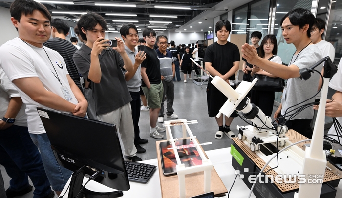 제1회 로봇 해커톤 종료일인 8일 서울대 MSG 팀이 참관객에게 고기 굽는 로봇 '잘 구운 고기 한 점'을 소개하고 있다.
