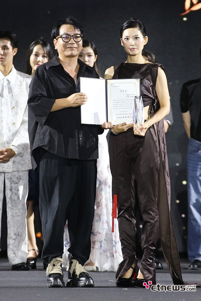 [ET포토] 김새롬 아시아오픈런웨이 비욘드 부문 우수상 수상'