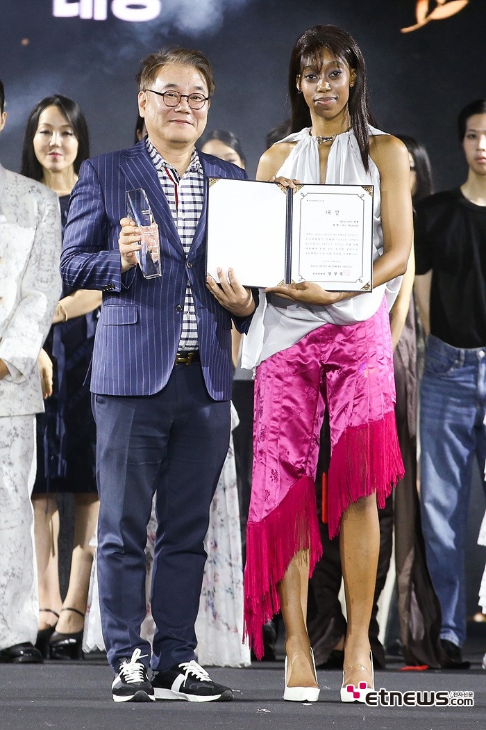 [ET포토] MC Mphuthi, '아시아오픈런웨이 비욘드 부문 대상 수상'