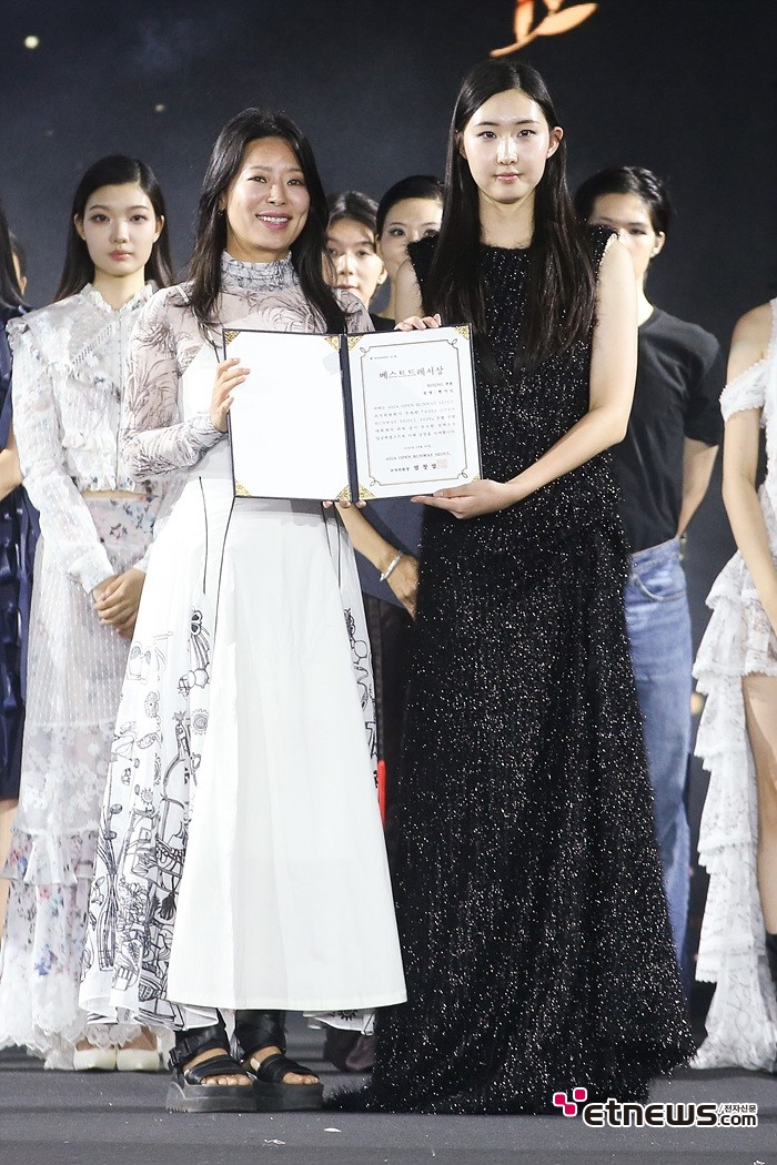 [ET포토] 강사랑, '아시아오픈런웨이 라이징 부문 포토제닉상 수상'