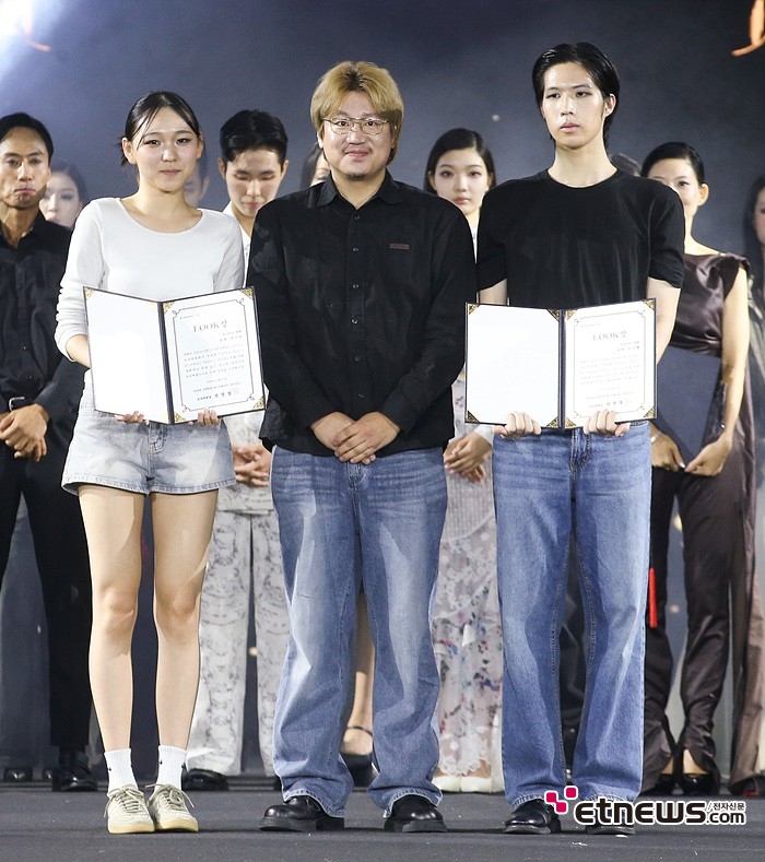 [ET포토] 석아란-김강률, '아시아오픈런웨이 라이징 부문 룩상 수상'