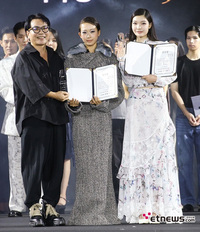 [ET포토] 김사랑-김소율, '아시아오픈런웨이 라이징 부문 우수상 수상'