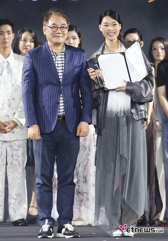 [ET포토] 임예빈, '아시아오픈런웨이 라이징 부문 최우수상 수상'