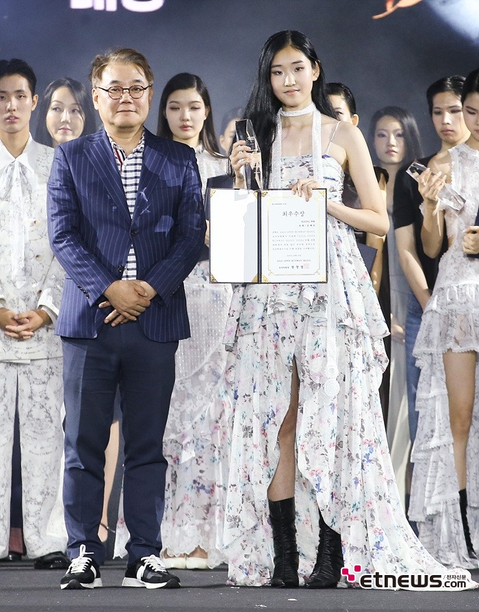 [ET포토] 김채민, '아시아오픈런웨이 라이징 부문 최우수상 수상'