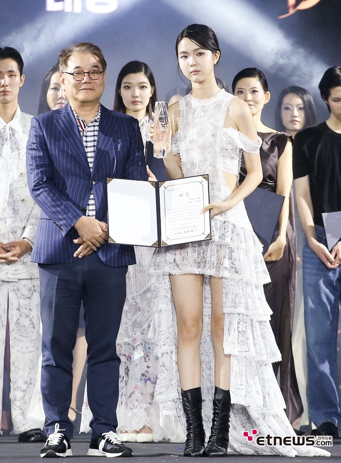 [ET포토] 권규빈, '아시아오픈런웨이 라이징 부문 대상 수상'