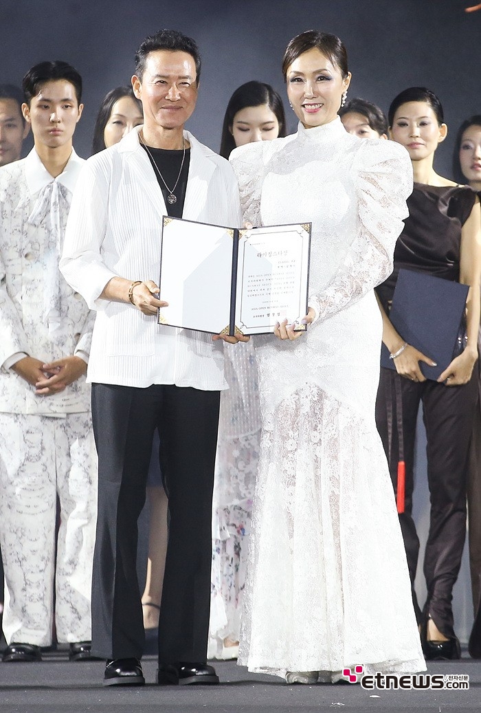 [ET포토] 김영미, '아시아오픈런웨이 클래식 부문 라이징스타상 수상'