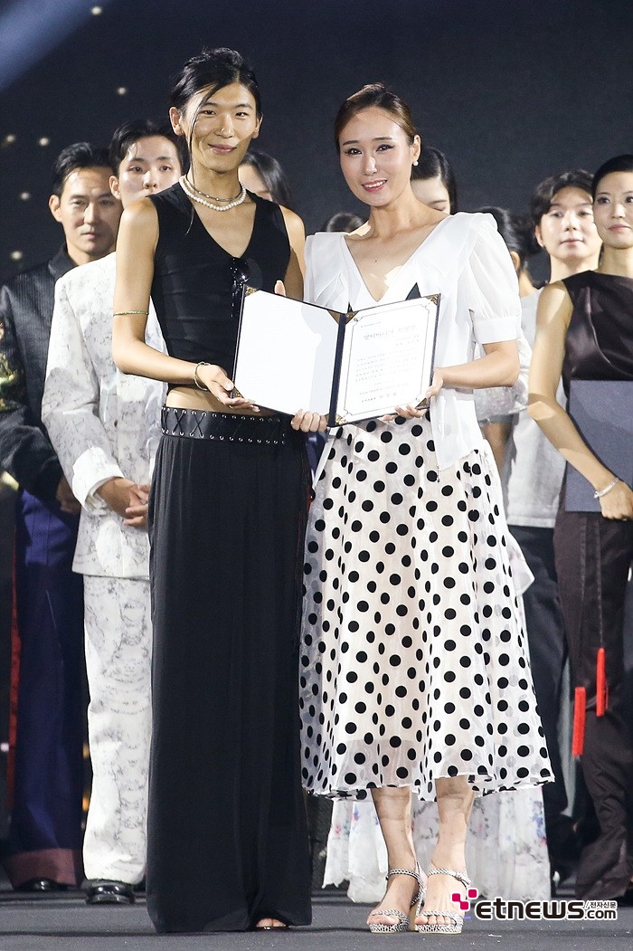 [ET포토] 김유경, '아시아오픈런웨이 클래식 부문 멀티미디어상 수상'