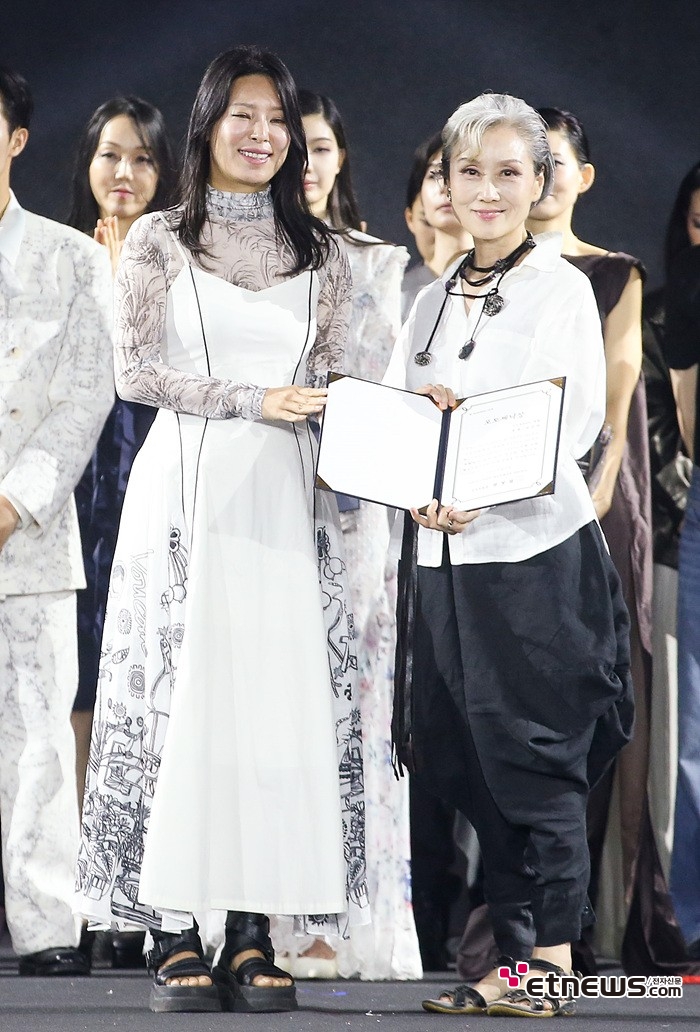 [ET포토] 김은숙, '아시아오픈런웨이 클래식 부문 포토제닉상 수상'
