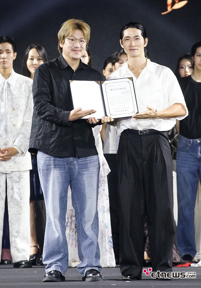 [ET포토] 천명업, '아시아오픈런웨이 클래식 부문 베스트드레서상 수상'