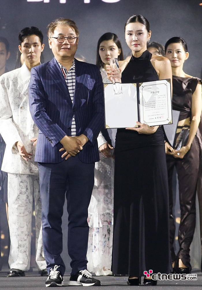 [ET포토] 이승언, '아시아오픈런웨이 클래식 부문 최우수상 수상'