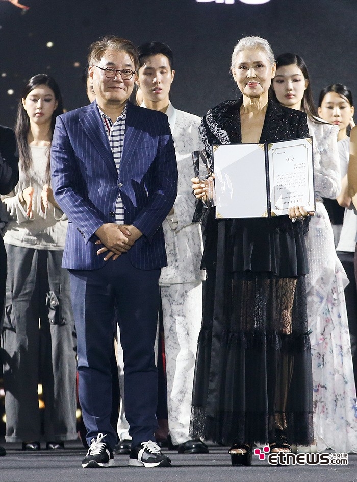 [ET포토] 최환금, '아시아오픈런웨이 클래식 부문 대상 수상'