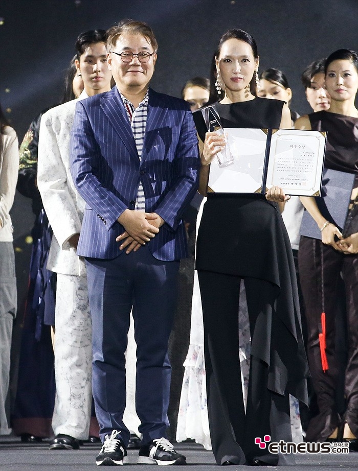 [ET포토] 성원교, '아시아오픈런웨이 클래식 부문 최우수상 수상'
