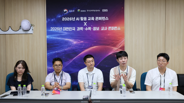 '2026년 AI 활용 교육 콘퍼런스'와 '2026년 대한민국 과학·수학·정보 교사 콘퍼런스'에 참여한 교사들이 학교 현장의 AI 활용 경험을 설명하고 있다. 왼쪽부터 하미숙 부산 대연중학교 교사, 서성원 서울 마포고등학교 교사, 이명철 경기 복정고등학교 교사, 김상섭 대구 대남초등학교 교사, 박철진 광주 송정초등학교 교사. (사진=교육부)