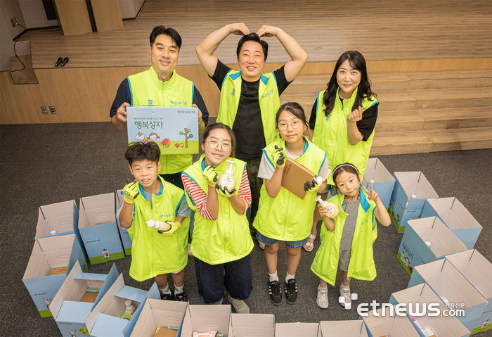하나금융그룹은 지난 8일 명동 사옥에서 지역 소상공인을 응원하는 '행복상자 나눔' 봉사활동을 실시했다. 이날 봉사활동에 참여한 하나금융그룹 임직원과 가족들이 직접 만든 행복상자와 함께 기념 촬영을 하고 있다. [사진= 하나금융그룹 제공]