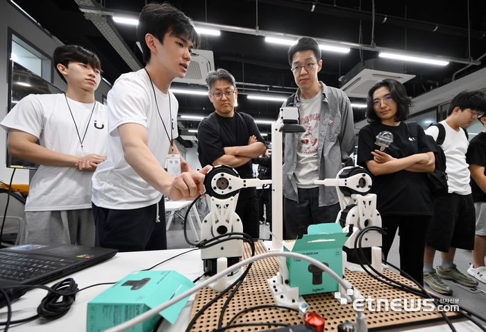[포토] 우리가 만든 물류포장 로봇입니다