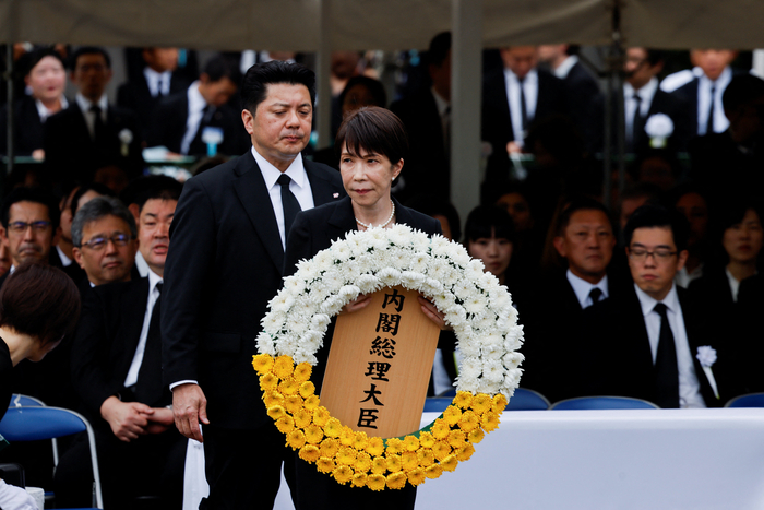 9일 일본 남서부 나가사키 평화공원에서 열린 원폭 투하 81주기 추모행사에서 다카이치 사나에 일본 총리가 화환을 들고 있다. 사진=로이터 연합뉴스