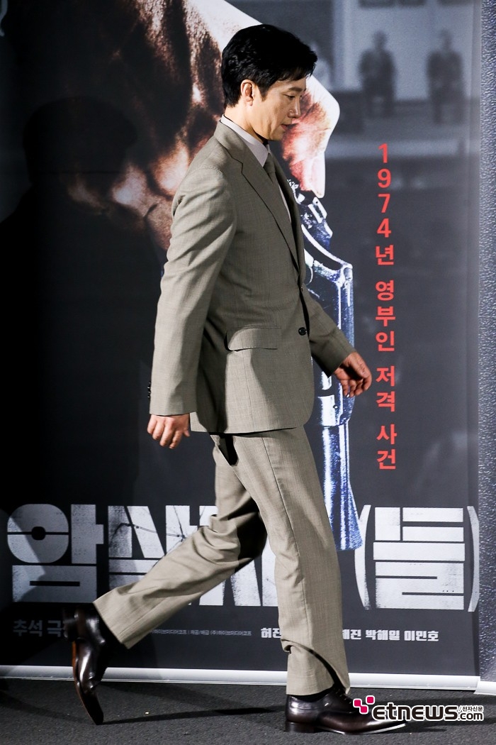 [ET포토] 박해일, '70년대 길을 걸으며'