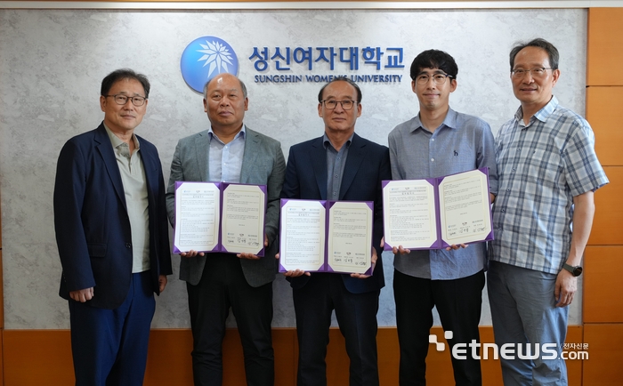 왼쪽부터 성신여대 이성근 총장, 영월산업진흥원 엄광열 원장, 일진웰바이오 김진동 대표이사, 성신여대 현정은 바이오식품공학과 교수, 전용필 공과대학장(사진=성신여대)