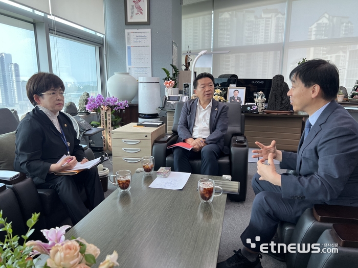 방성환 경기도의회 국민의힘 대표의원(가운데)이 최근 대표의원실에서 경기도 AI국 업무보고를 받았다. 경기도의회 국힘 제공.