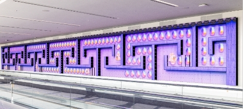 인천국제공항 제2여객터미널 키네틱 LED에서 상영 중인 '한-입만, K-팩맨' 콘텐츠의 한 장면. 사진=이지위드