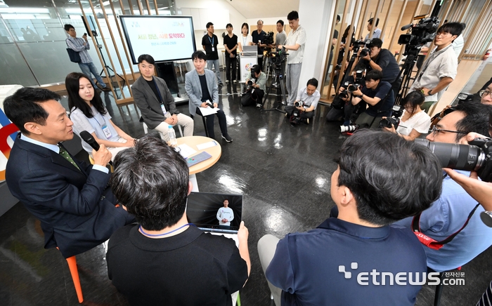 [포토] 청년 AI 스타트업 만난 오세훈