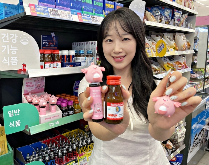 편의점 CU를 운영하는 BGF리테일은 건강기능식품 운영점을 확대하고 상품 라인업을 리뉴얼하는 편의점 '헬스케어 2.0 전략'을 실행한다고 10일 밝혔다.