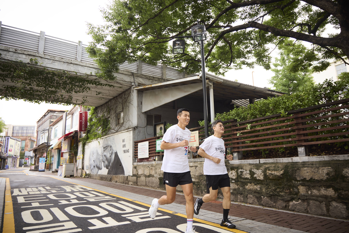 정재헌 SK텔레콤 대표(오른쪽)와 가수 션이 종로구에 조성된 '독립을 이끈 여성들을 기억하길' 코스를 함께 달리는 모습