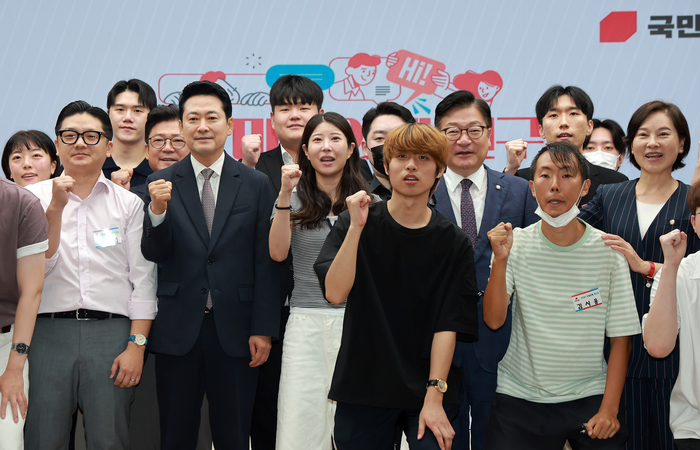 국민의힘 장동혁 대표와 정점식 원내대표가 10일 서울 영등포구 여의도 중앙당사에서 열린 여성·청년 당원교육 '2030 미래의제 연구소' 개회식에 참석해 기념 촬영하고 있다. 사진=연합뉴스
