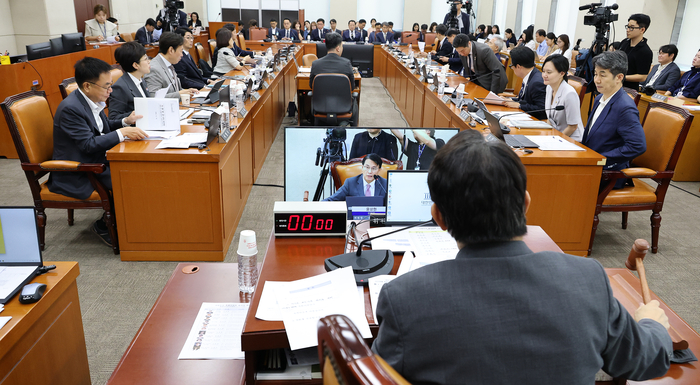 윤상현 국조특위 위원장이 10일 국회에서 열린 '제9회 전국동시지방선거 투표용지 부족 사태 등 국민 참정권 침해 진상규명 및 선거관리 개혁을 위한 국정조사 특별위원회' 제3차 청문회에서 재검표 현장검증 협의를 위해 정회를 선포하고 있다. 연합뉴스