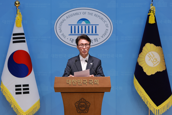 더불어민주당 김민석 당 대표 후보가 10일 국회 소통관에서 당 대표 당선 시 3대 메가프로젝트 성공을 당 1호 과제로 추진하고 강릉 국회의원 보궐선거를 즉각 준비하는 등 공약과 관련해 기자회견 하고 있다. 연합뉴스