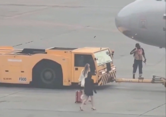 공항 직원에 항의하는 여성들. 사진=액스(X) 캡처
