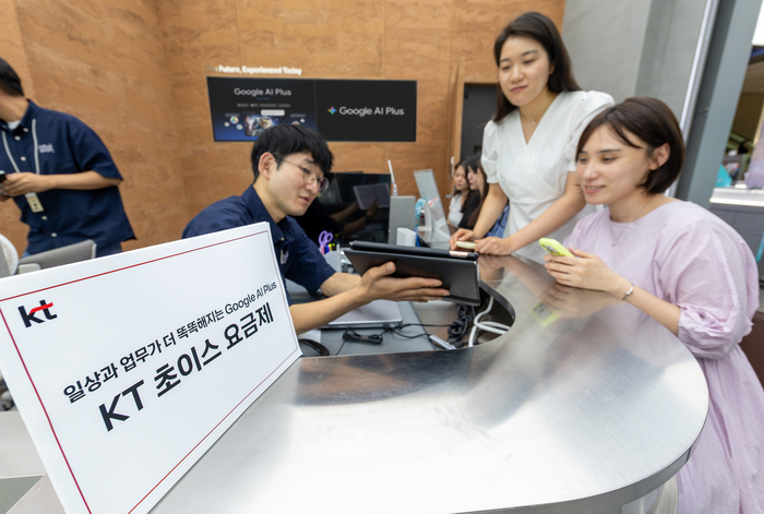 KT 모델들이 신규 초이스 라인업을 소개하고 있는 모습