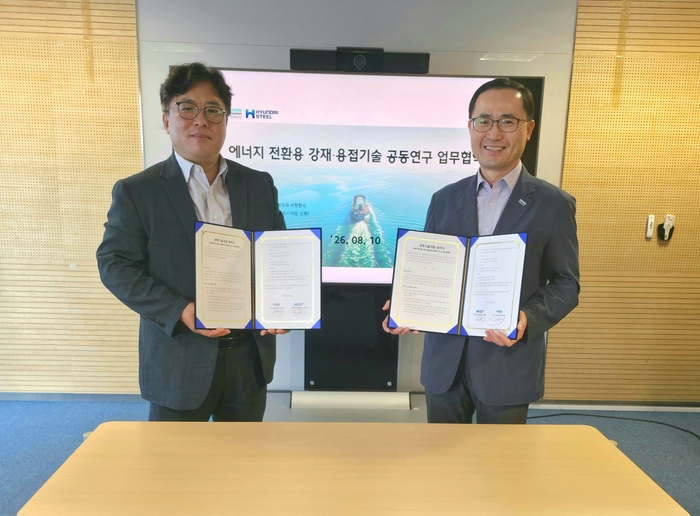 (왼쪽부터) 권태우 현대제철 제품개발센터장(상무), 문영환 DNV 기술개발지원부 본부장이 미래 에너지용 강재·용접기술 인증체계 구축 및 공동기술개발 업무협약식 기념 촬영을 하고 있다. 현대제철 제공