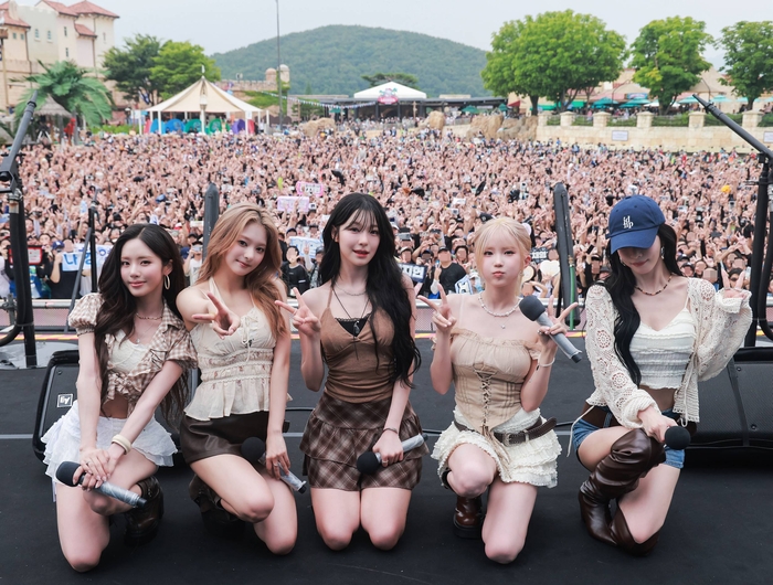 지난 7월 4일 캐리비안 베이 '워터 뮤직 풀파티'에서 펼쳐진 '프로미스나인'의 스페셜 공연 현장