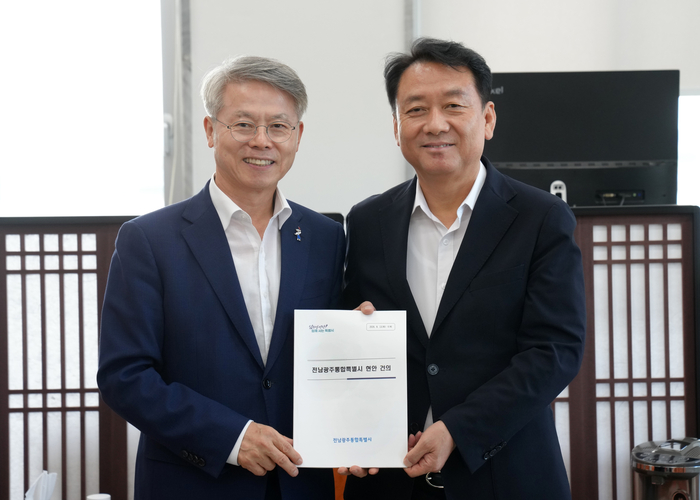 민형배 전남광주통합특별시장이 11일 서울 국회에서 이광재 국회 예산결산특별위원장과 면담을 갖고 통합특별시 핵심 현안 및 27년도 주요사업 추진을 위한 국비 지원을 건의 및 협조를 요청하고 있다.