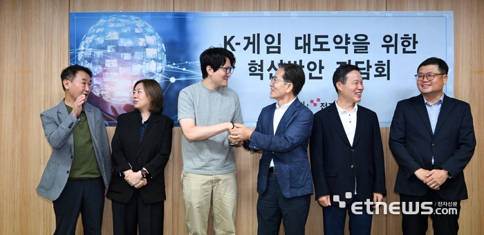 K게임 대도약을 위한 혁신방안 좌담회가 서울 강남구 한국게임산업협회에서 열렸다. 왼쪽부터 조영기 한국게임산업협회장, 최성희 문화체육관광부 국장, 김영웅 슈퍼래빗게임즈 대표, 유병한 게임문화재단 이사장, 조현래 한성학원 이사, 박지성 전자신문 부장. 이동근기자 foto@etnews.com