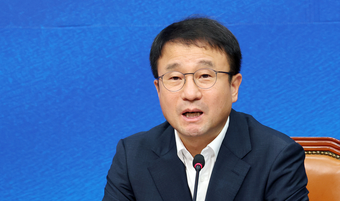 더불어민주당 한병도 당 대표 직무대행 겸 원내대표가 11일 국회에서 열린 중앙위원회의에서 발언하고 있다. 연합뉴스