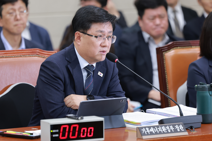 성환 기후에너지환경부 장관이 11일 국회 기후에너지환경노동위원회 전체회의에서 의사 진행 발언과 관련해 입장을 말하고 있다. 사진=연합뉴스