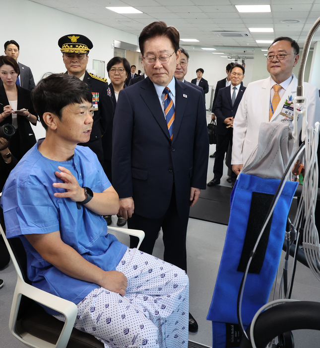 이재명 대통령이 지난 11일 충북 음성 국립소방병원에서 재활 치료 중인 환자를 격려하고 있다. (사진=청와대통신사진기자단)