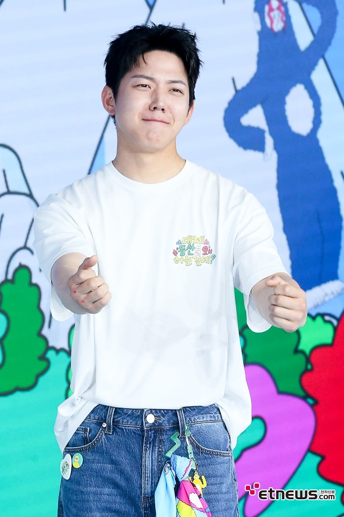 [ET포토] 데이식스 도운, '교통정리 쉽지 않네'