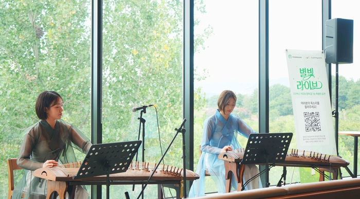 지난 8일 스타벅스 전주에코DT점에서 청년 아티스트 '드리樂'이 '별빛 라이브' 공연을 하는 모습. 〈자료 스타벅스코리아〉
