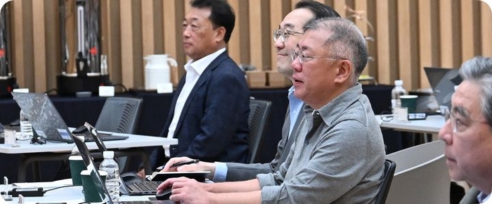 정의선 현대차 그룹회장이 현대차 기아 양재사옥에서 바이브 코딩 교육에 참여한 모습