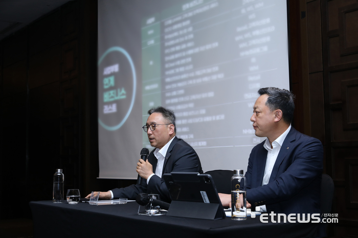 NH투자증권이 11일 오후 여의도 콘래드 서울에서 전사 임원이 참석한 가운데 '2026년 하반기 리더스 컨퍼런스'를 개최했다. 신재욱, 배광수 대표이사가 임직원들에게 경영전략에 대한 이야기하고 있다.