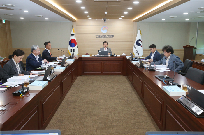 김종철 방미통위원장이 12일 정부과천청사에서 제27차 전체회의를 진행하고 있다. [방미통위 제공]