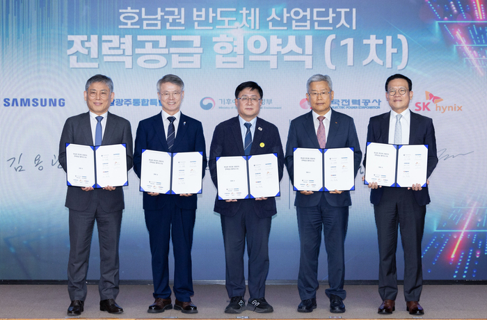 민형배 전남광주통합특별시장이 12일 오전 서울 중구 한국전력공사 경인건설본부에서 열린 '호남권·용인 반도체 메가프로젝트 전력공급 협약식'에 참석해 반도체 산단 적기 전력공급을 위한 협약을 체결한 뒤 기념촬영을 하고 있다. 왼쪽부터 김용관 삼성전자 사장, 민형배 시장, 김성환 기후에너지환경부 장관, 김동철 한전사장, 염성진 SK하이닉스 사장./전남광주통합특별시 제공