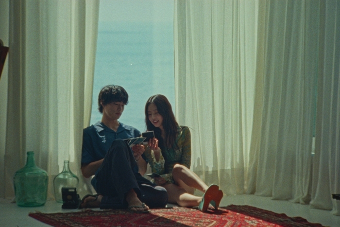 제니의 신곡 'Less Than a Lover' 뮤직비디오 속 별장 이미지. [사진=에어비앤비 제공]