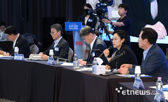 [포토] 중소·벤처·스타트업 규제혁신 대토론회 주재하는 한성숙 총리