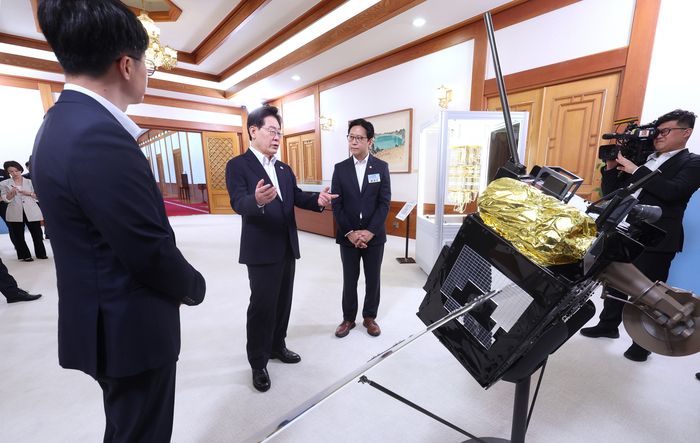 [포토] 이재명 대통령, 첨단기술모형 관람